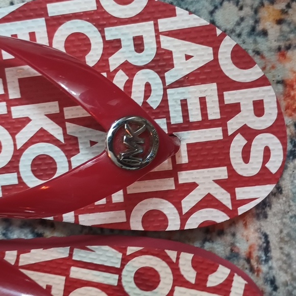 Michael Kors flip flops sz 8 red. - Picture 3 of 3